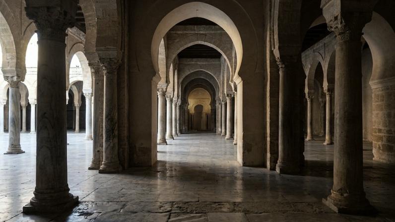 Grande Mesquita de Kairouan: minarete do século IX estabelece marco sagrado no Magrebe