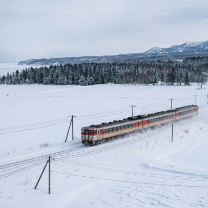 Quem fica no lado esquerdo do trem japonês tem a melhor vista do oceano congelado
