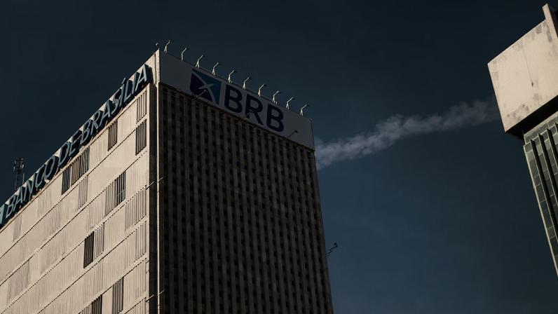 Fachada de um edifício com o logotipo do banco BRB no Setor Bancário Sul em Brasília.