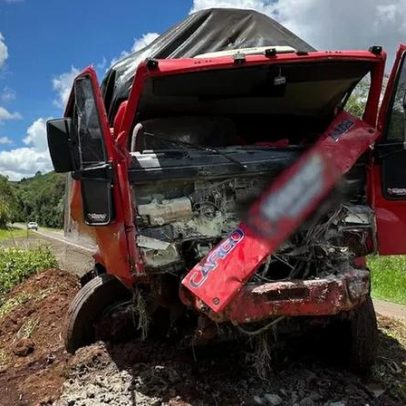 Caminhoneiro de Cascavel bate em barranco e fica ferido no Paraná