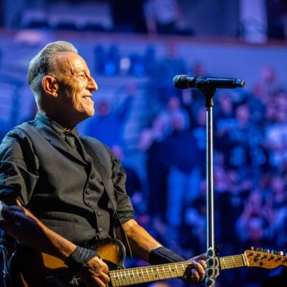 Bruce Springsteen lidera mobilização e homenageia maestro no show de abertura