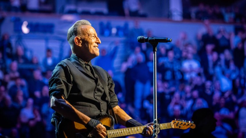 Bruce Springsteen lidera mobilização e homenageia maestro no show de abertura