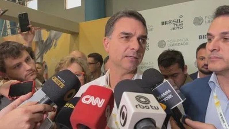 Flávio Bolsonaro durante o Fórum da Liberdade, em Porto Alegre