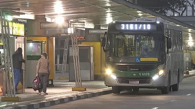 Imagem genérica de ônibus em terminal na cidade de São Paulo