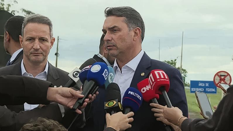 O senador Flávio Bolsonaro (PL-RJ) e o deputado federal Guilherme Derrite (PP-SP)