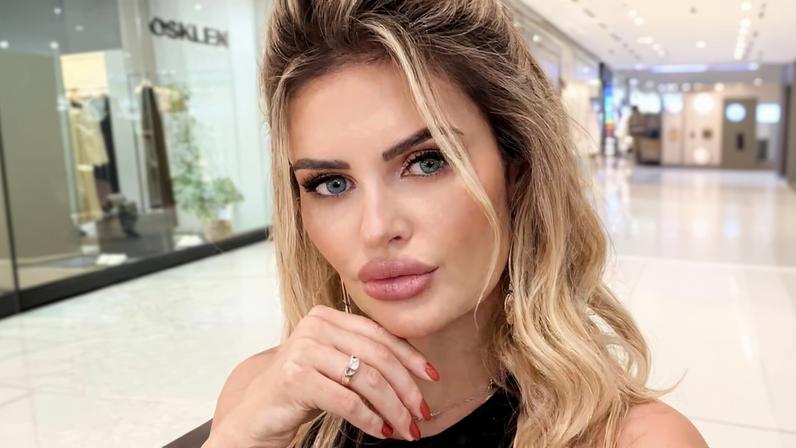 Influenciadora usa anel falso para evitar abordagens de pretendentes