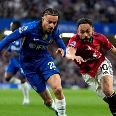 Chelsea perde Estêvão cedo, reage, mas perde para o United na Premier League