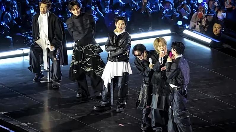 A boy band de K-pop BTS se apresenta no palco durante o show de retorno na Praça Gwanghwamun em 21 de março de 2026 em Seul, Coreia do Sul