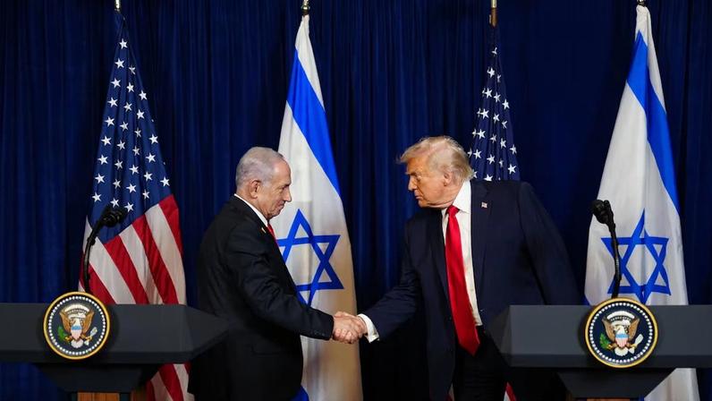O primeiro-ministro de Israel, Binyamin Netanyahu, cumprimenta o presidente dos Estados Unidos, Donald Trump, em Palm Beach, na Flórida