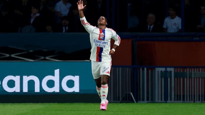Endrick comemora seu primeiro gol contra o Olympique Lyonnais