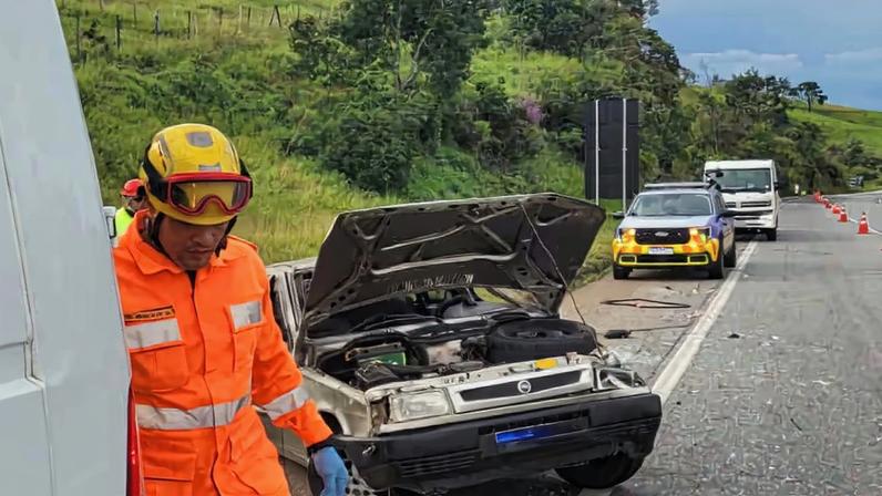 Dois capotamentos são registrados na BR-381 em Oliveira neste domingo