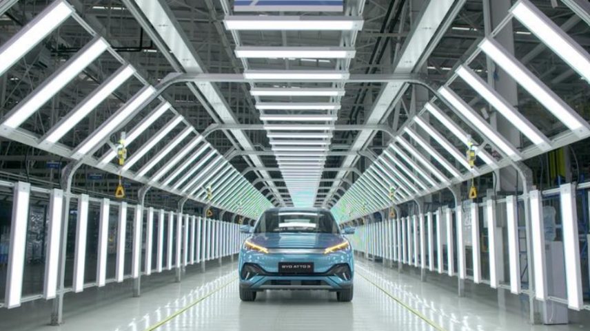 Linha de produção da BYD na China: produção saltou de 500 000 unidades anuais em 2017 para mais de 4 milhões no ano passado