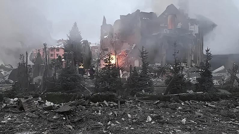 Bairro em Kiev, na Ucrânia, após ser atingido por ataques russos