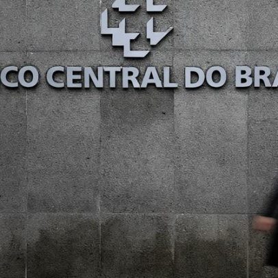Dólar fecha em R$5,001 e Ibovespa cai 2,05% na quarta-feira