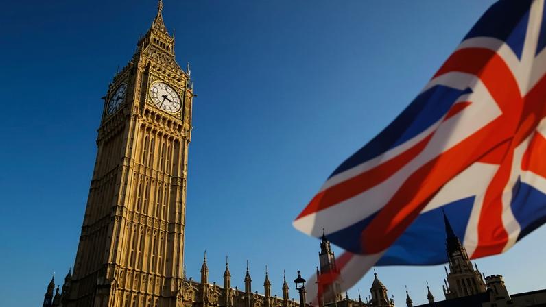 Bandeira do Reino Unido e a torre do relógio Big Ben (Foto: Canva Pro)