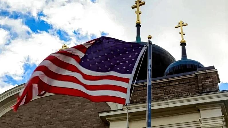 Bandeira dos EUA e duas cruzes no topo de uma igreja (Foto: Canva Pro)
