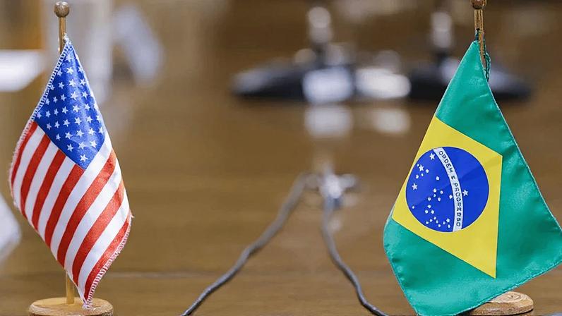 Uma das funções do agente norte-americano era monitorar, em território brasileiro, atividades do Hezbollah; na imagem, bandeiras dos EUA e Brasil lado a lado