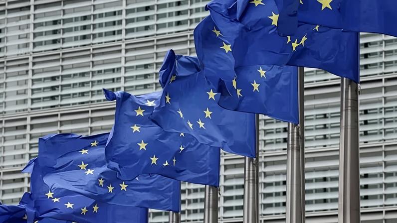 Bandeiras da União Europeia do lado de fora da sede da Comissão Europeia em Bruxelas