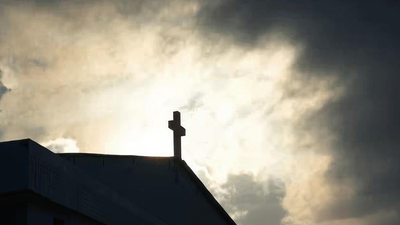 Imagem de uma cruz em uma igreja em Mandalay, Myanmar