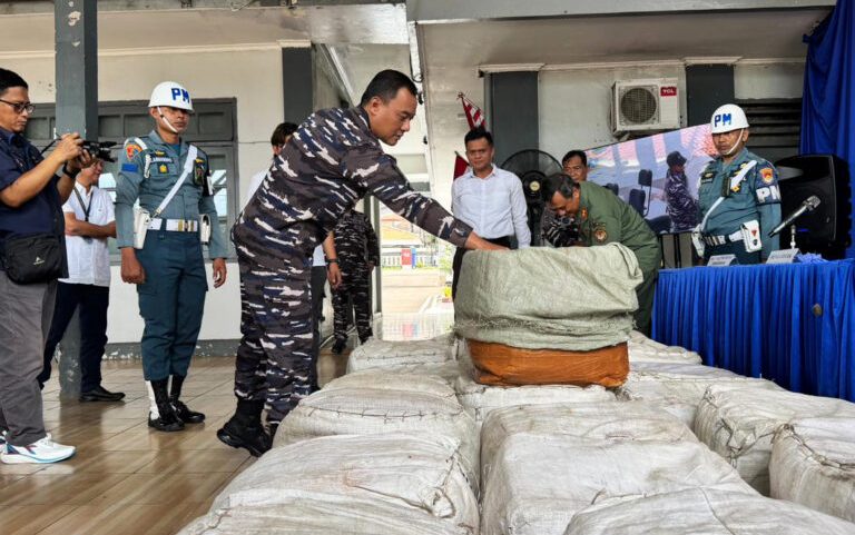 Investigações ligam crime organizado a pangolim de 3 t no porto de Jacarta