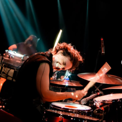 Nico é a primeira baterista brasileira a tocar no Coachella, que começa nesta 6ª 