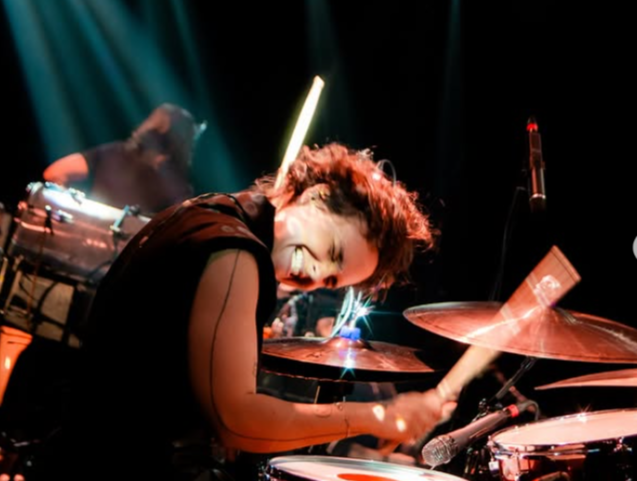 Nico é a primeira baterista brasileira a tocar no Coachella, que começa nesta 6ª 