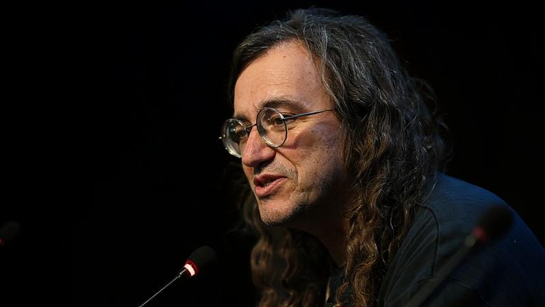 Enquanto muitas profissões sofrerão transformações com a IA, Goertzel acredita que funções como as de professores permanecerão intactas