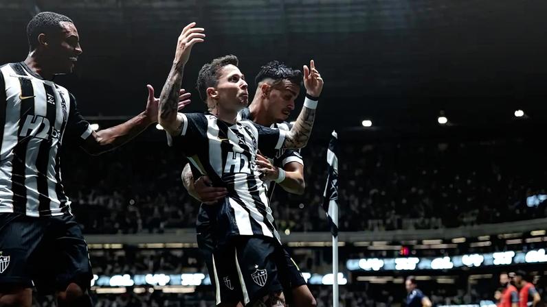 Bernard e jogadores comemoram gol (Foto: Pedro Souza / Atlético)