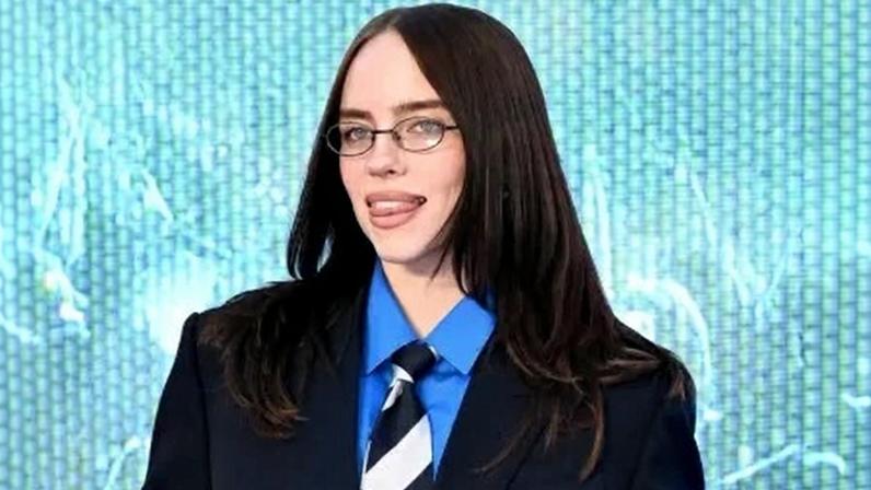 Billie Eilish no tapete azul da première de seu filme-concerto, em Londres, na Inglaterra