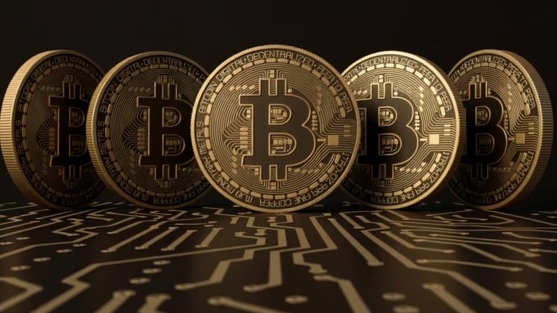 moedas de bitcoin e bandeira dos EUA no fundo