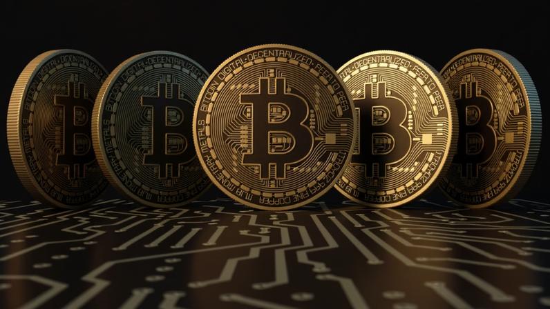 moedas de bitcoin e bandeira dos EUA no fundo