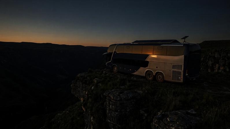 Mansão sobre rodas, antes ônibus, ganha piscina LED e 4 quartos para a família