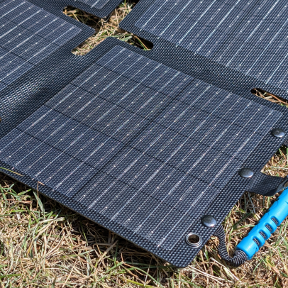 Troquei meu power bank pesado por painel solar dobrável de £100