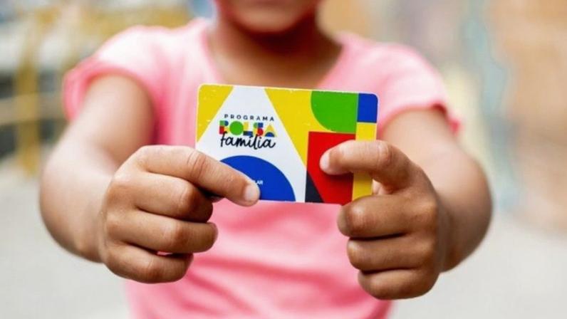 O valor médio de repasse por família é de R$ 678,22, seguindo o calendário de distribuição dos recursos até o dia 30 de abril