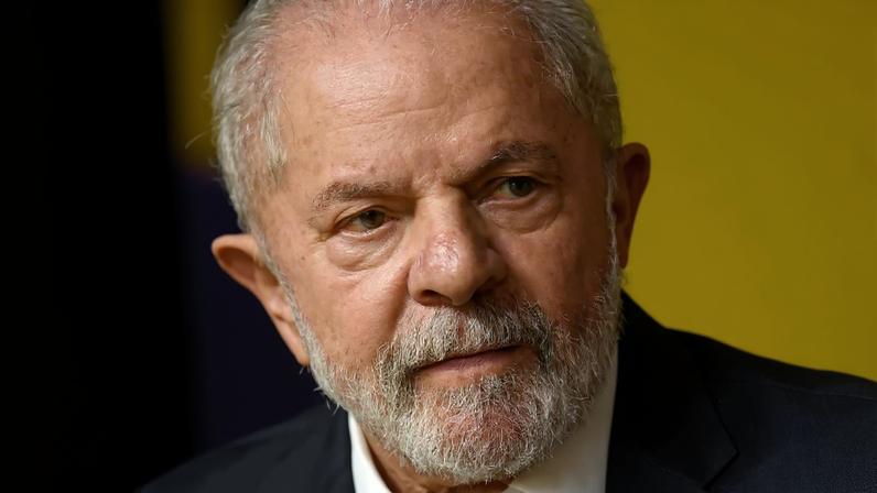 Investigado identificado como Romeu DV postou nas redes, após Lula derrotar Bolsonaro: "Já podemos fechar as porteiras e expulsar nordestinos e gente do norte daqui de SC?" (Montagem/Reprodução)