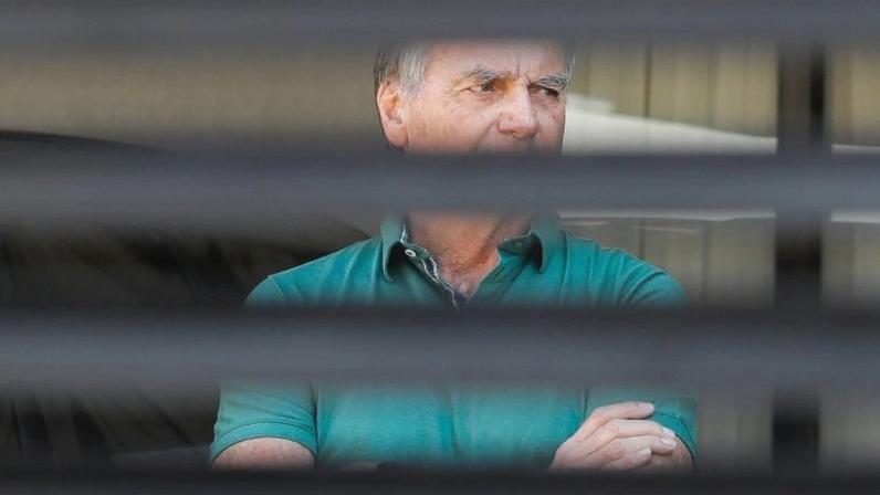 O ex-presidente Jair Bolsonaro está em prisão domiciliar em sua casa, em Brasília