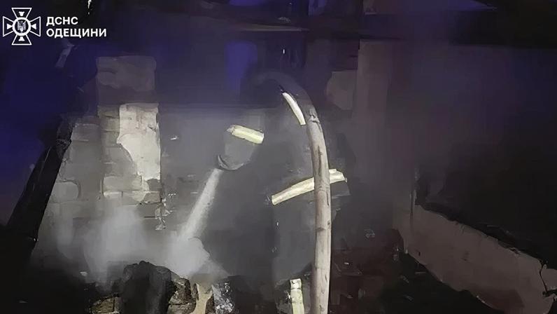 Bombeiro apaga incêndio após ataque da Rússia em Odessa