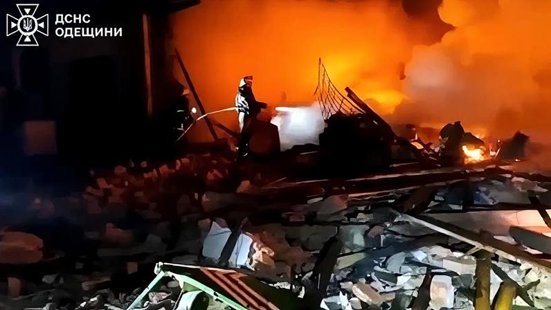 Bombeiros apagam incêndio em Odessa, na Ucrânia, após ataque da Rússia