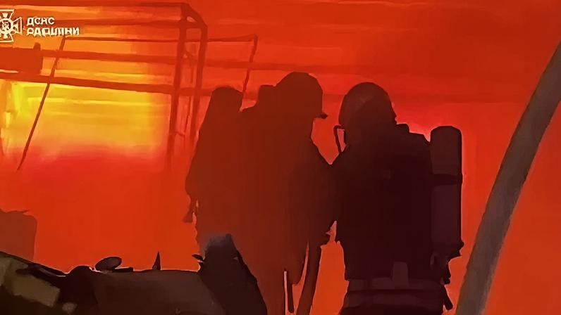 Bombeiros apagam incêndio em Odessa, na Ucrânia, após onda de ataques da Rússia