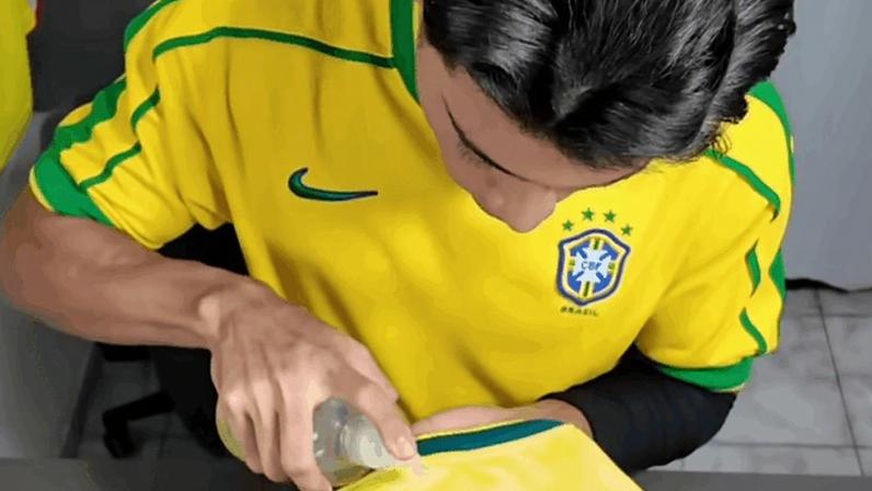Influenciador retira o termo da camisa com álcool em gel
