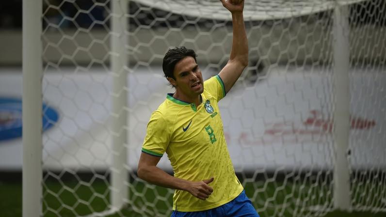 Kaká marca em jogo festivo de lendas do Brasil e do México (Foto: CARL DE SOUZA/AFP)