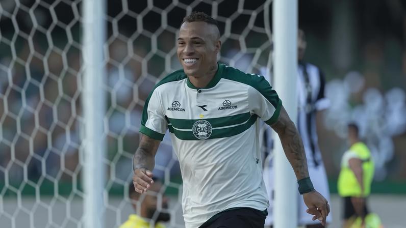 Breno Lopes comemora gol contra o Atlético (Foto: JP Pacheco / Coritiba)