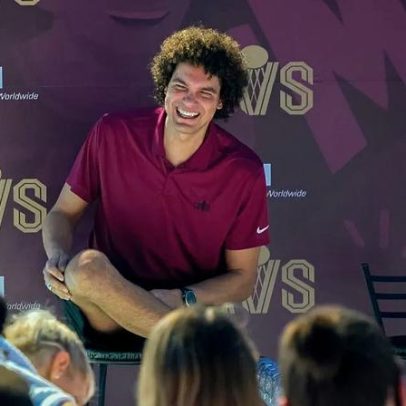 Anderson Varejão e Cavs inauguram sexta quadra de basquete no Brasil
