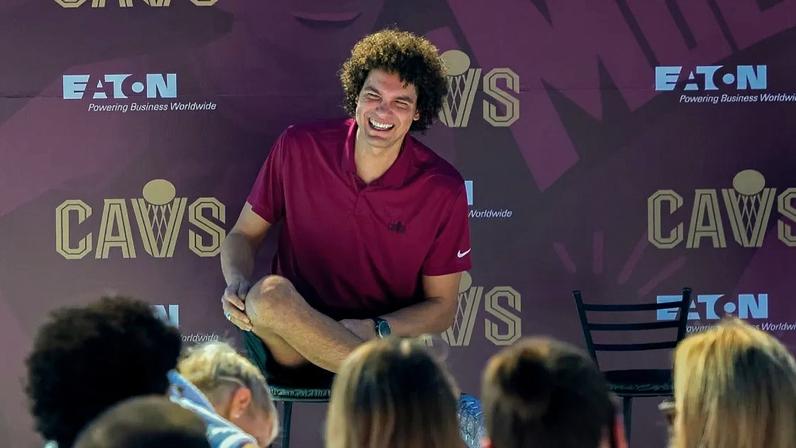 Anderson Varejão e Cavs inauguram sexta quadra de basquete no Brasil