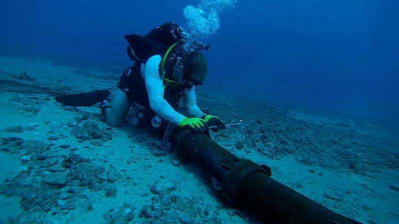 Diversos cabos de fibra óptica cruzam o fundo do mar do estreito de Ormuz e respondem por cerca de 99% do tráfego mundial de dados