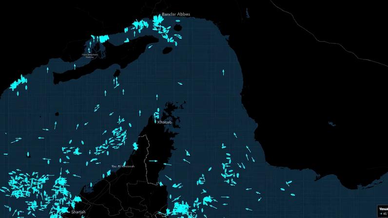 Navios foram vistos na manhã de quarta-feira agrupados em ambos os lados de Ormuz, em torno de Dubai, no Golfo Pérsico, e em Khor Fakkan, no Golfo de Omã (Foto: Bloomberg)