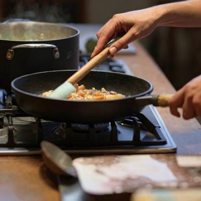 Cozinhar com regularidade pode reduzir risco de demência em 30%, aponta estudo