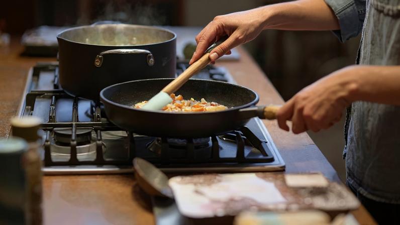 Hábito de cozinhar pode reduzir em 30% o risco de demência, aponta estudo; entenda