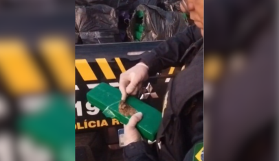 PRF encontra maconha em caminhão de cosméticos após acidente