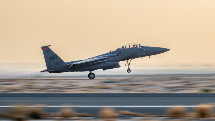 Caça americano, com dois pilotos, no momento da decolagem